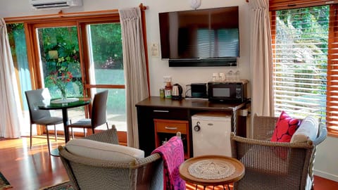 Deluxe Room, 1 Bedroom, Pool Access, Garden Area | Living area