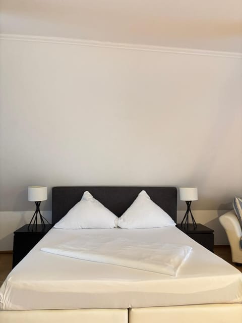 Single Room | Premium bedding, desk, soundproofing, free WiFi