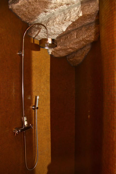 Standard Double Room, Garden View | Bathroom | Eco-friendly toiletries, hair dryer, towels