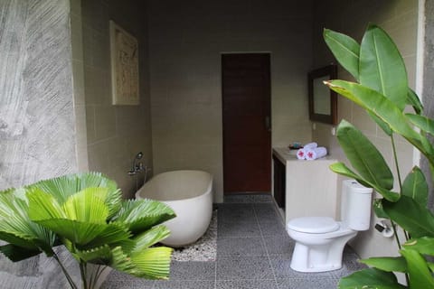 Deluxe Double or Twin Room | Bathroom | Shower, towels, soap, shampoo