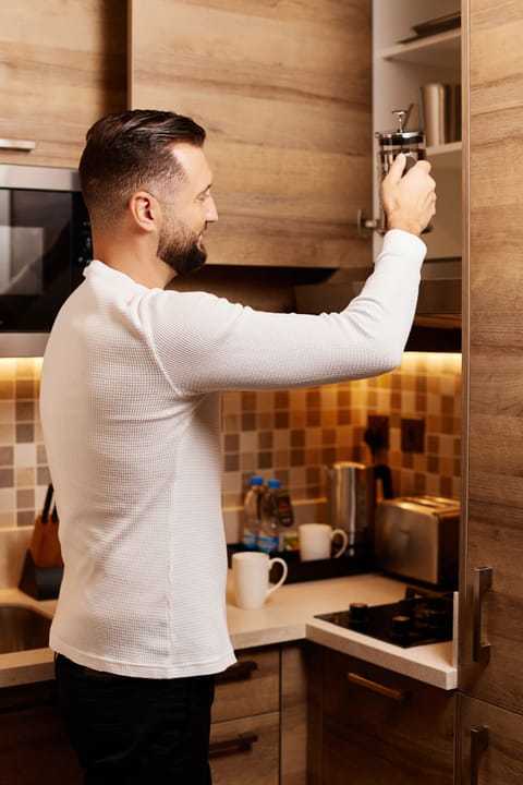 Full-size fridge, microwave, oven, stovetop