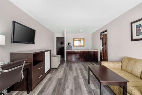 Desk, iron/ironing board, rollaway beds, free WiFi