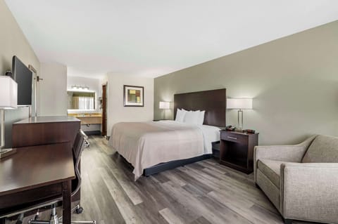 Desk, iron/ironing board, rollaway beds, free WiFi