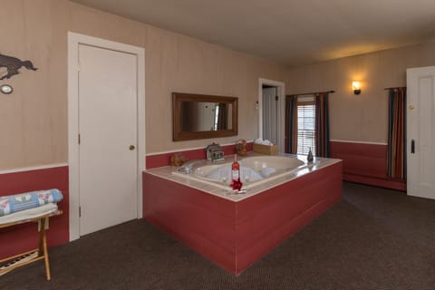 Romantic Room, 1 Queen Bed, Jetted Tub | Jetted tub