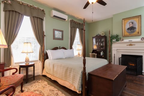 Classic Room, 1 Queen Bed, Private Bathroom | Individually decorated, desk, free WiFi, bed sheets