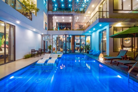 Outdoor pool, sun loungers
