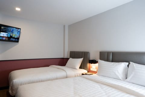 Deluxe Triple Room | In-room safe, desk, blackout drapes, iron/ironing board