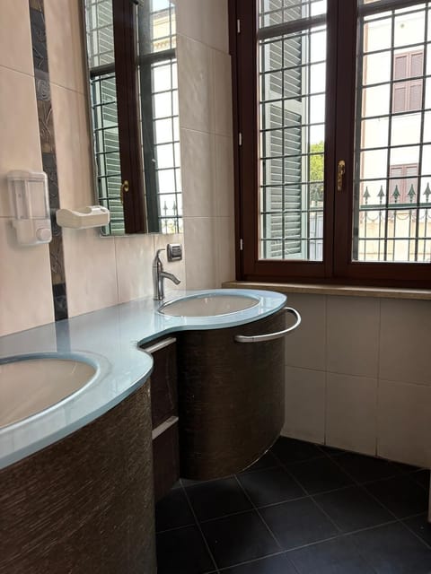 Basic Shared Dormitory, Mixed Dorm (8 Bed) | Bathroom | Rainfall showerhead, hair dryer, bidet, towels