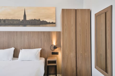 Desk, laptop workspace, iron/ironing board, free WiFi