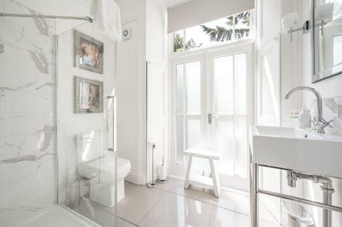 Superior Suite | Bathroom | Hair dryer, towels, soap, shampoo