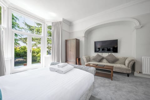 Superior Suite | Hypo-allergenic bedding, minibar, blackout drapes, soundproofing