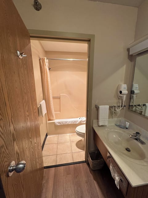 Standard Room, 1 King Bed, Non Smoking | Bathroom | Combined shower/tub, free toiletries, hair dryer, towels