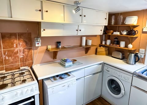 Cottage | Private kitchen | Fridge, microwave, oven, stovetop