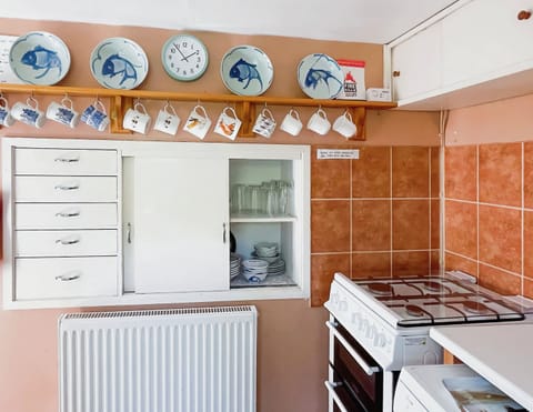 Cottage | Private kitchen | Fridge, microwave, oven, stovetop