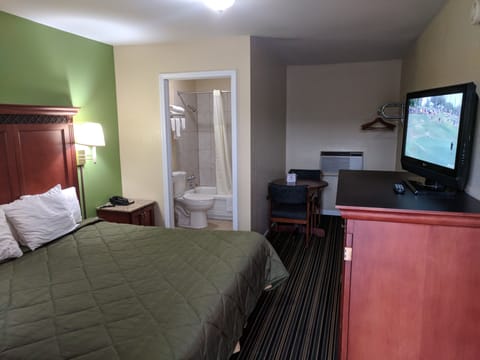 Standard Room, 1 King Bed (Non Smoking) | In-room dining