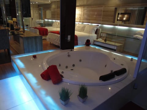 Luxury Studio Suite | Deep soaking bathtub