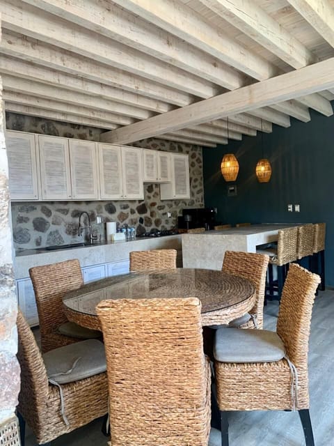 Traditional Villa | Dining room