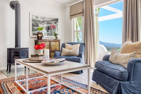 Classic Cottage | Living room | 40-cm Smart TV with satellite channels, TV, Netflix