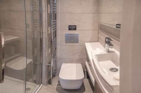 Superior Double Room, Ensuite, Harbor View (Harbour view estuary room) | Bathroom