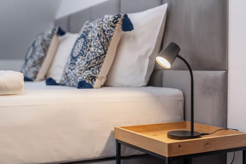 Twin Room | Hypo-allergenic bedding, in-room safe, desk, laptop workspace