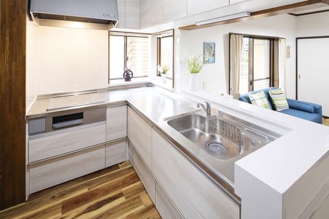 Home | Private kitchen | Fridge, microwave, stovetop, electric kettle
