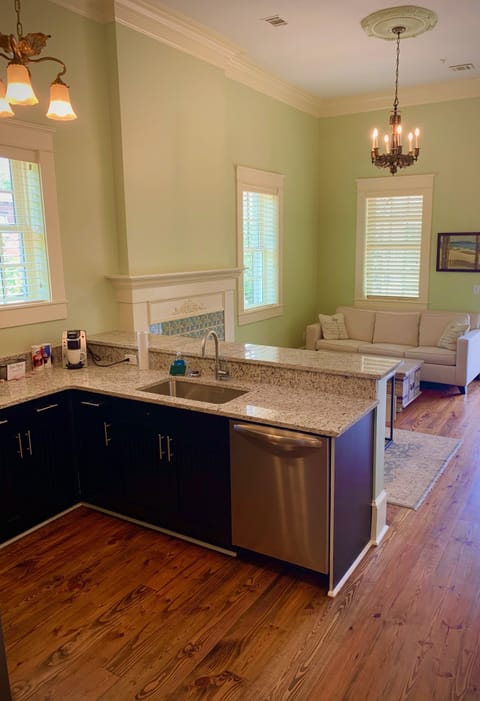 Luxury Suite | Living area | 40-inch flat-screen TV with satellite channels, TV