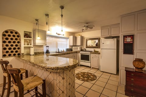 10 Casita Sonrisa: Full apartment | Private kitchen | Shared fridge, microwave, oven, stovetop