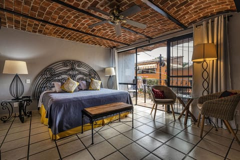 2 La Luna, 1 King Bed, Private Balcony | Premium bedding, individually decorated, individually furnished