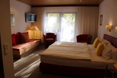 Comfort Triple Room | Individually furnished, desk, blackout drapes, iron/ironing board