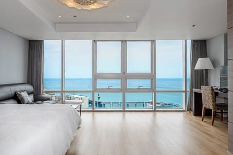 Executive Suite Twin, Ocean View | Individually decorated, individually furnished, laptop workspace
