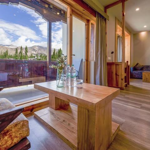 Family Room | Desk, laptop workspace, soundproofing, WiFi (free)