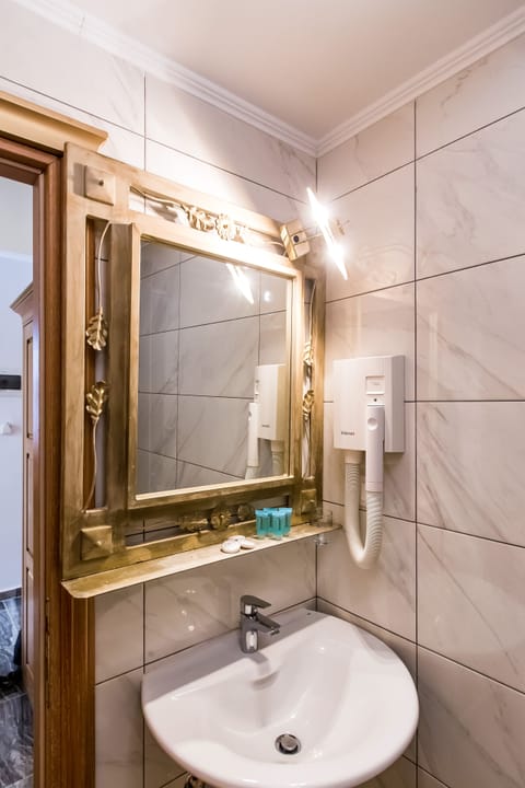 Shower, rainfall showerhead, free toiletries, hair dryer