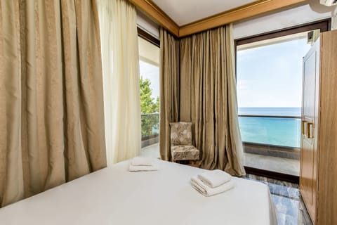 Executive Suite | In-room safe, laptop workspace, soundproofing, free WiFi