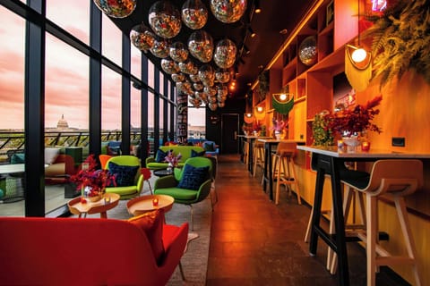 2 restaurants, dinner served