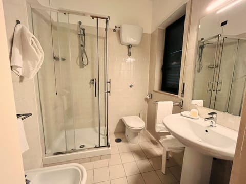 Twin Room | Bathroom | Free toiletries, hair dryer, slippers, bidet