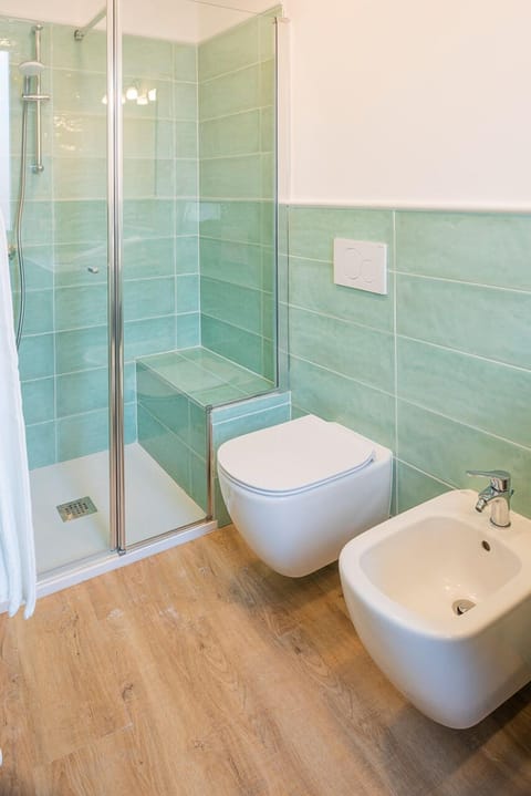 City Double or Twin Room, Balcony | Bathroom | Shower, free toiletries, hair dryer, bidet