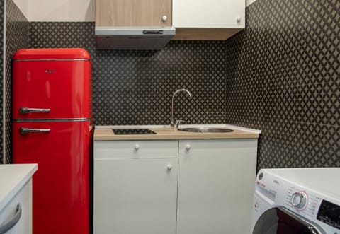 Executive Studio | Minibar, in-room safe, desk, blackout drapes