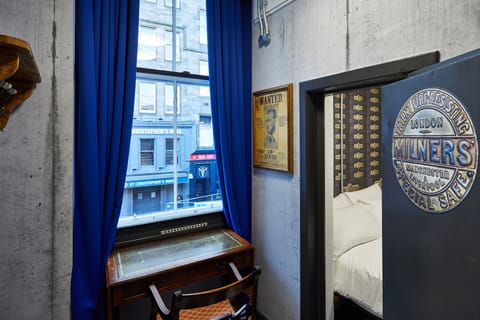 Private Double Ensuite Room | Blackout drapes, free WiFi, bed sheets