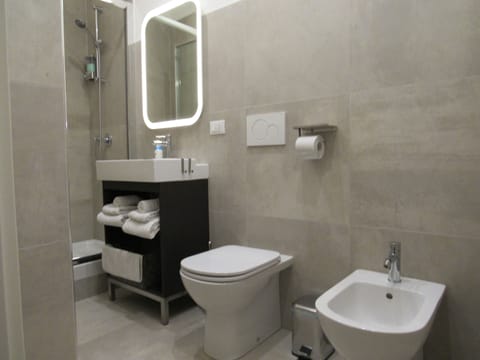 Deluxe Double or Twin Room (Private External Bathroom - 1) | Bathroom | Shower, hair dryer, bidet, towels