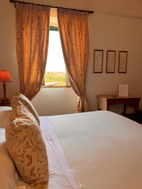 Camera Margherita con bagno in camera | In-room safe, individually decorated, individually furnished, desk