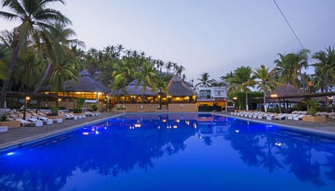 4 outdoor pools, pool umbrellas, sun loungers