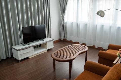 Suite | Living room | 43-inch flat-screen TV with premium channels, TV