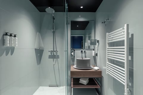 Superior Double Room | Bathroom | Shower, free toiletries, hair dryer, towels