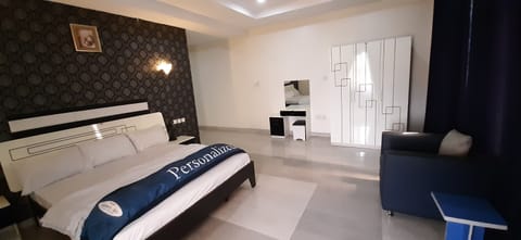 Executive Suite | In-room safe, desk, blackout drapes, iron/ironing board