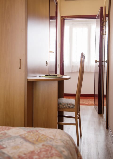 Desk, cribs/infant beds, free WiFi