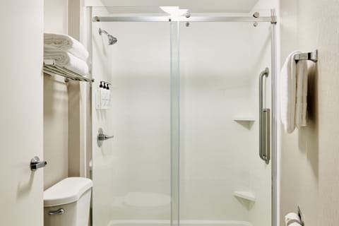 Combined shower/tub, free toiletries, hair dryer, towels