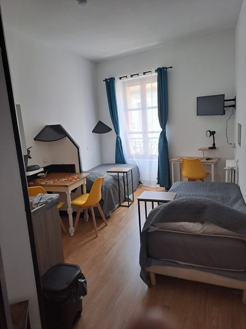 Studio, 2 Twin Beds | Individually decorated, individually furnished, desk, laptop workspace