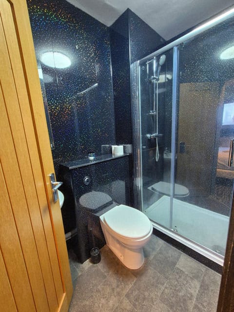 Standard Single Room, 1 Twin Bed | Bathroom | Shower, free toiletries, towels, soap