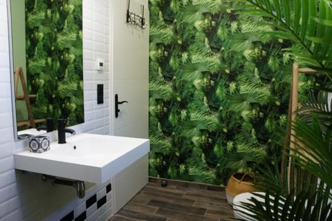 Shower, towels, shampoo, toilet paper