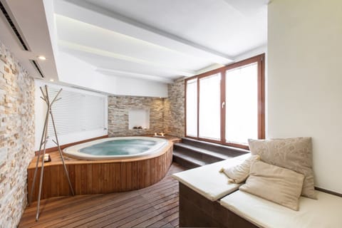 Exercise/lap pool